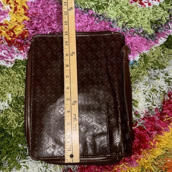 Christian Art Gifts Leather-look Brown Bible Cover Zip Around With Handle 11" - Picture 6 of 7